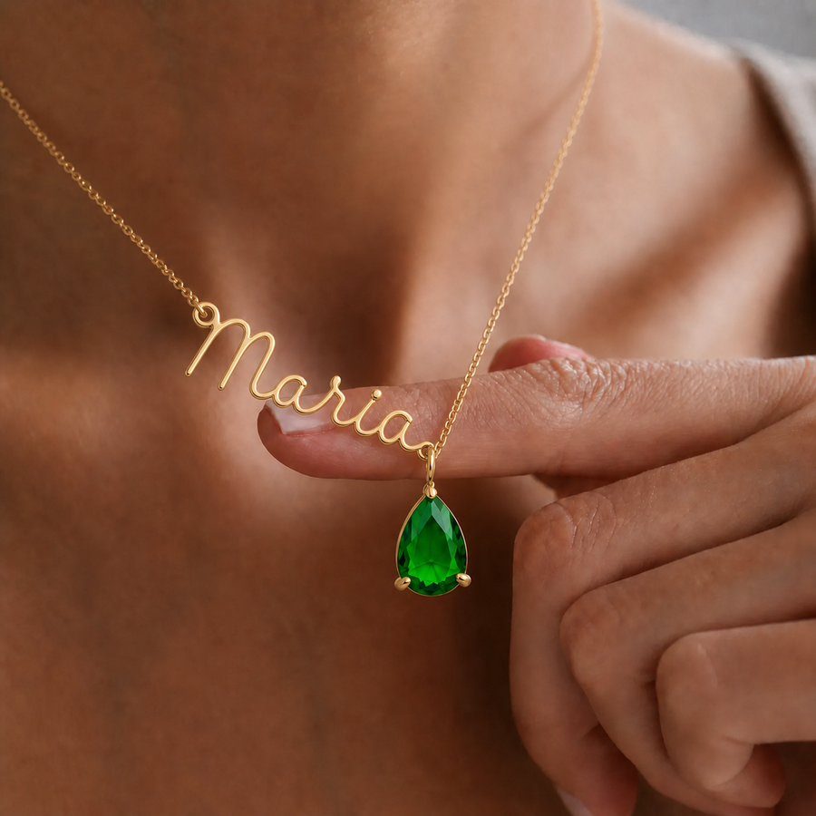 Collar nombre Maria con piedra esmeralda en uso