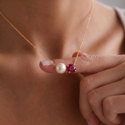 Collar de perla y piedra de nacimiento Enero — Granate en uso