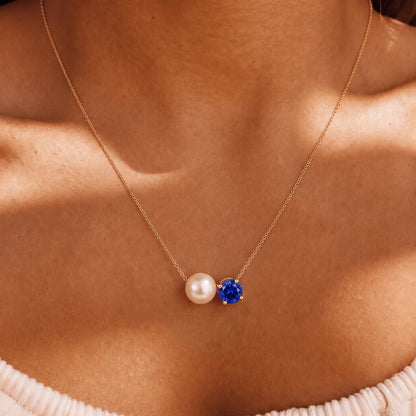 Collar de perla y piedra de nacimiento Septiembre — Zafiro en uso
