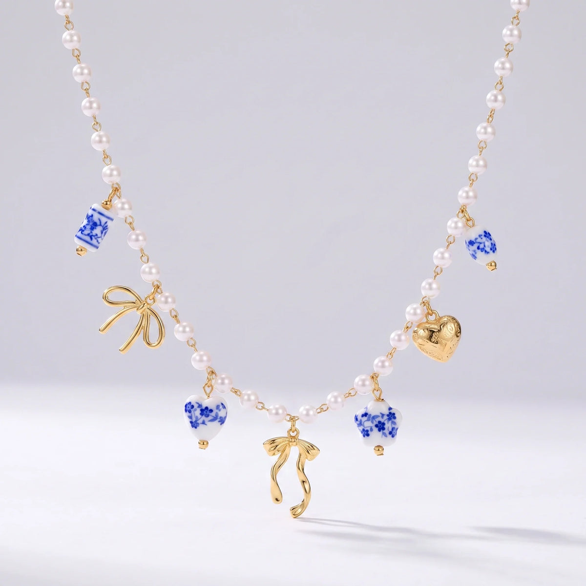 Collar de perlas con lazos dorados y cuentas de cerámica cerámica española