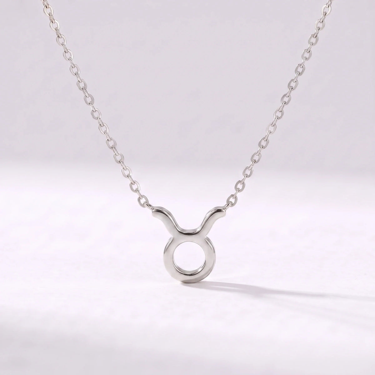 Collar símbolo del zodíaco Tauro plateado