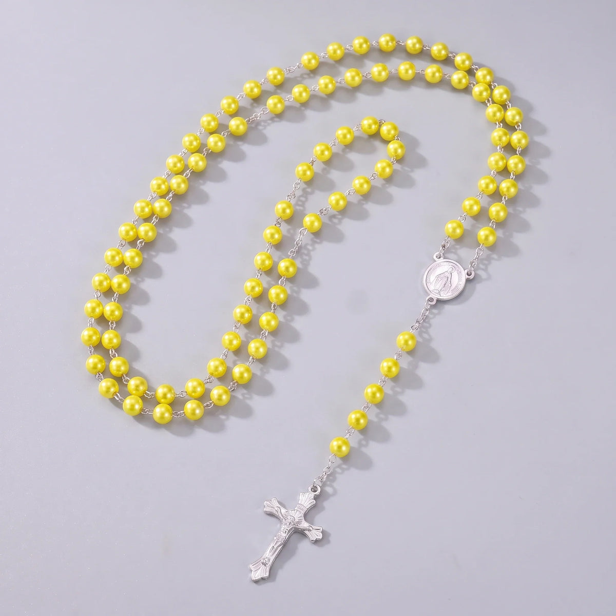 Collar rosario de perlas Amarillo posado