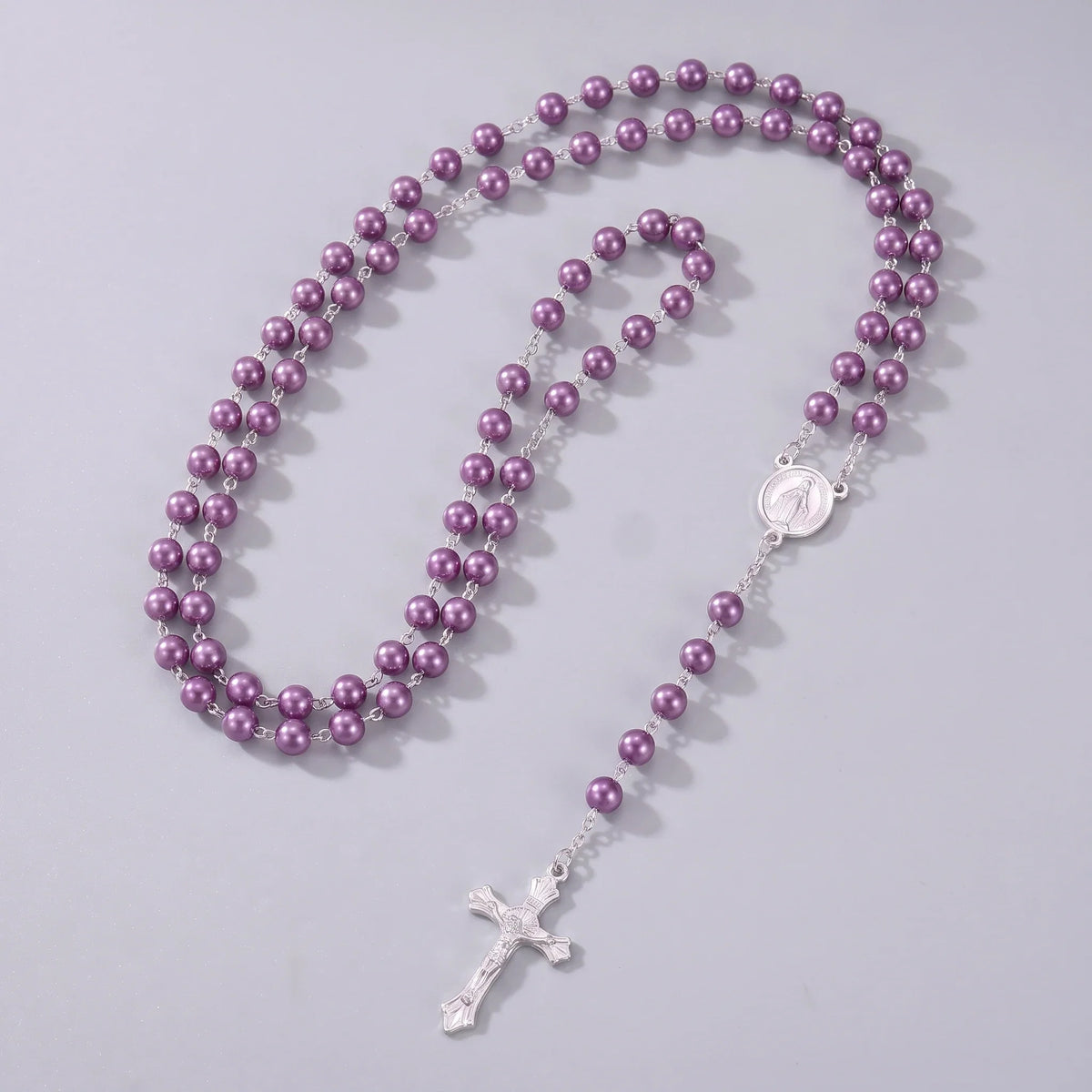 Collar rosario de perlas Morado posado