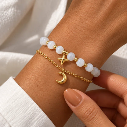 Conjunto de Pulseras Estrella y Luna puesto en la muñeca