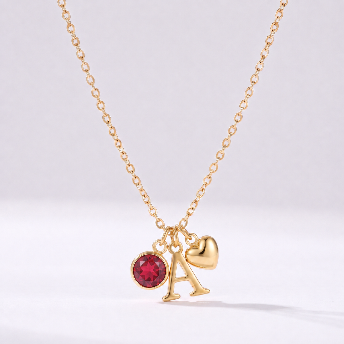 Collar letra A dorado con piedra de nacimiento Enero — Granate y coração