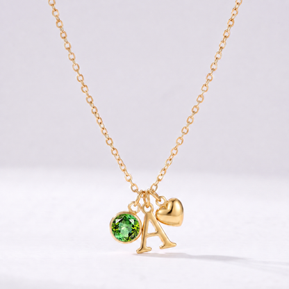 Collar letra A dorado con piedra de nacimiento Mayo — Esmeralda y coração