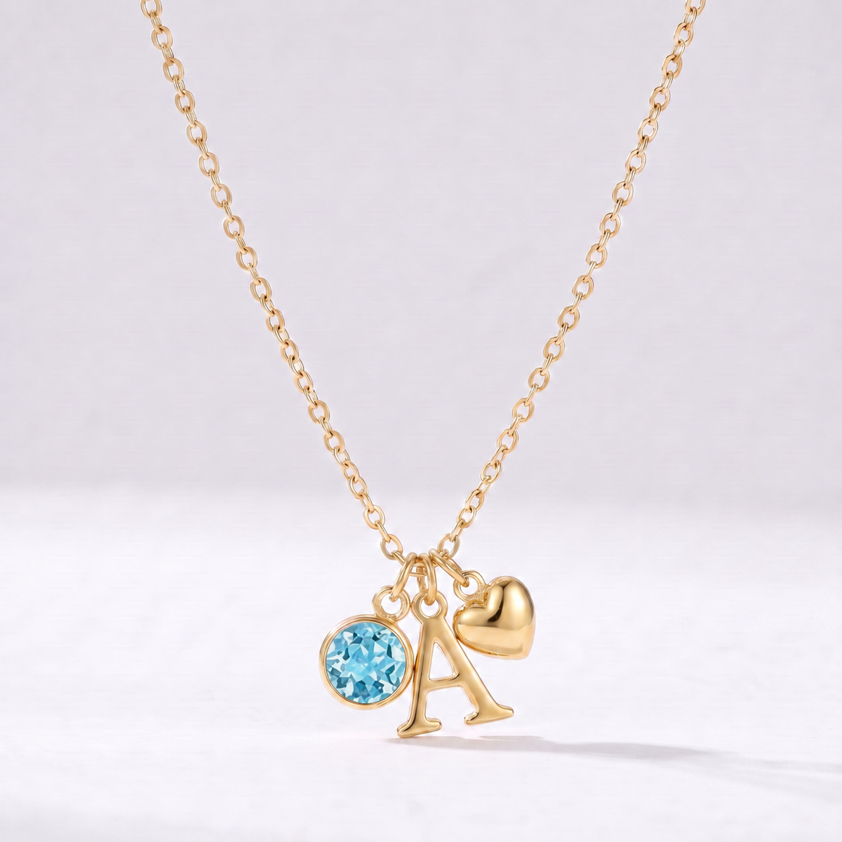 Collar letra A dorado con piedra de nacimiento Marzo — Aguamarina y coração