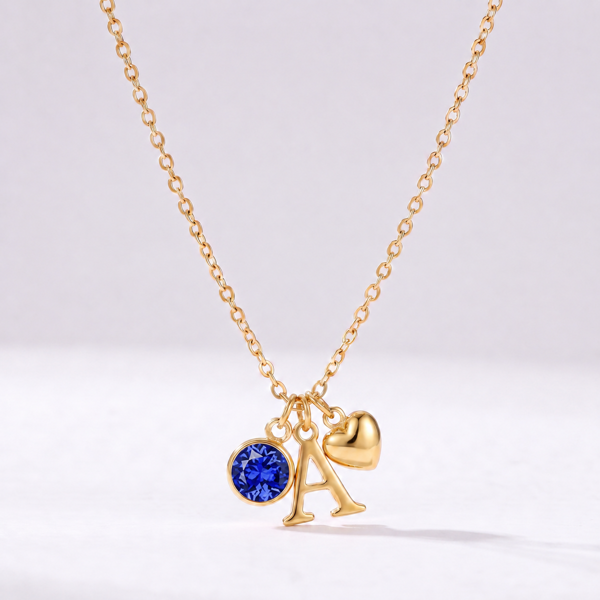 Collar letra A dorado con piedra de nacimiento Septiembre — Zafiro y coração