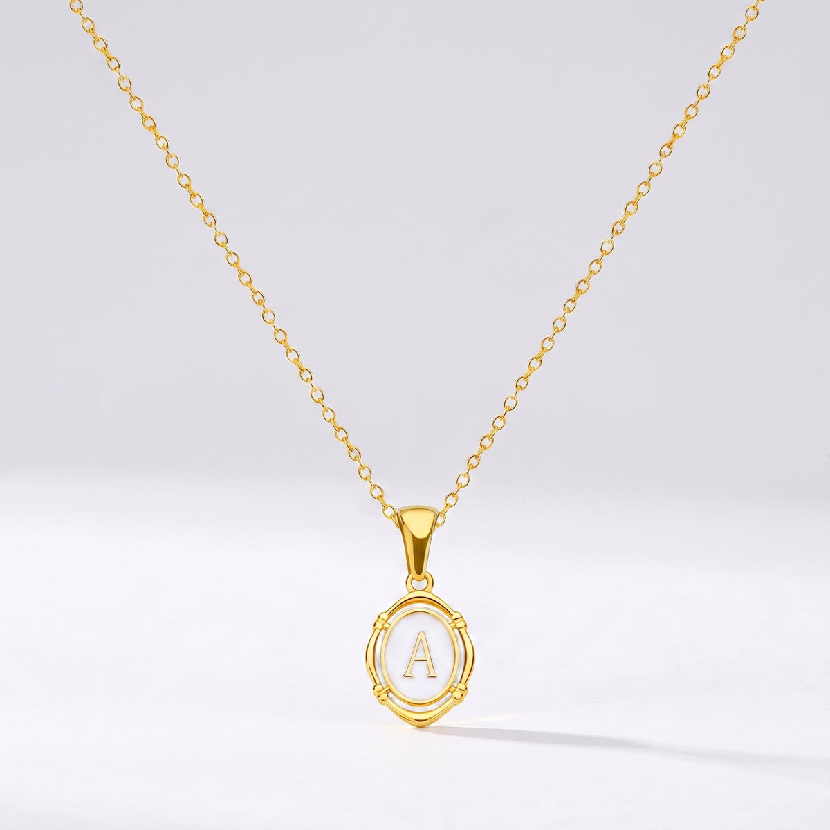 Collar oval con letra personalizada A dorado
