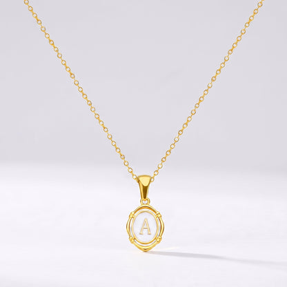 Collar oval con letra personalizada A dorado