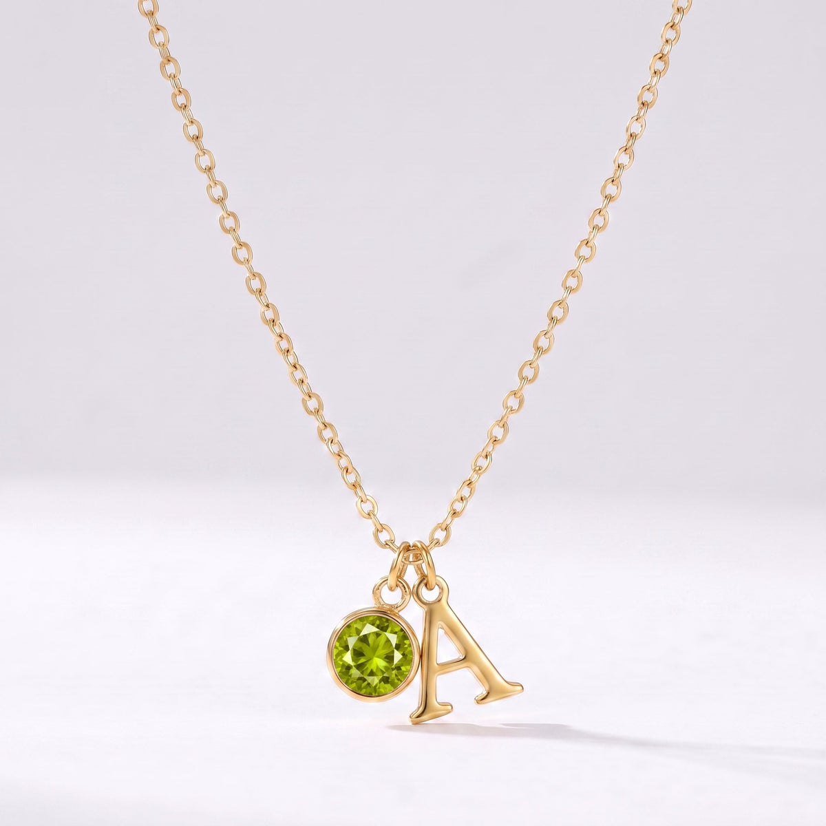 Collar letra A dorado con piedra de nacimiento Agosto — Peridoto