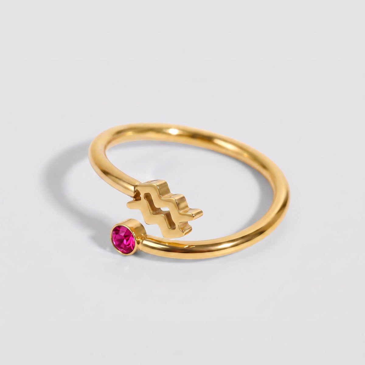 Anillo signo del zodiaco Acuario dorado con piedra Rubí
