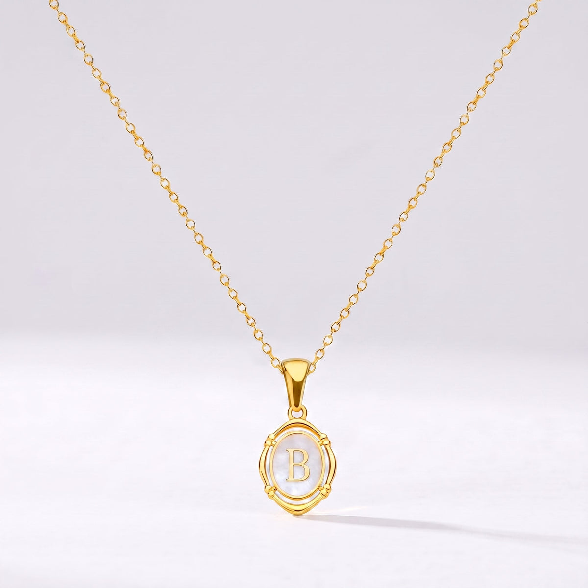 Collar oval con letra personalizada B dorado