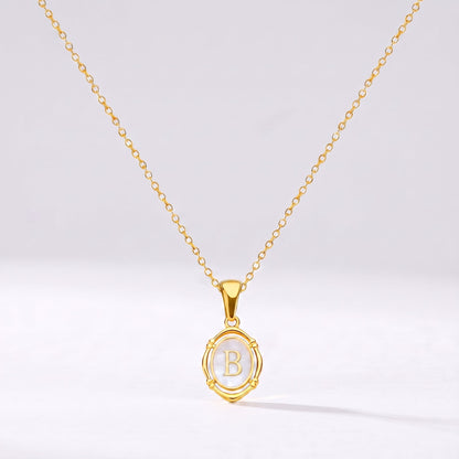 Collar oval con letra personalizada B dorado