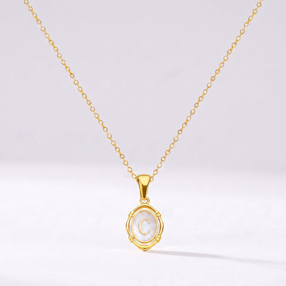 Collar oval con letra personalizada C dorado