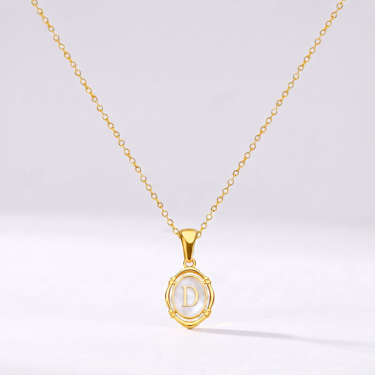 Collar oval con letra personalizada D dorado