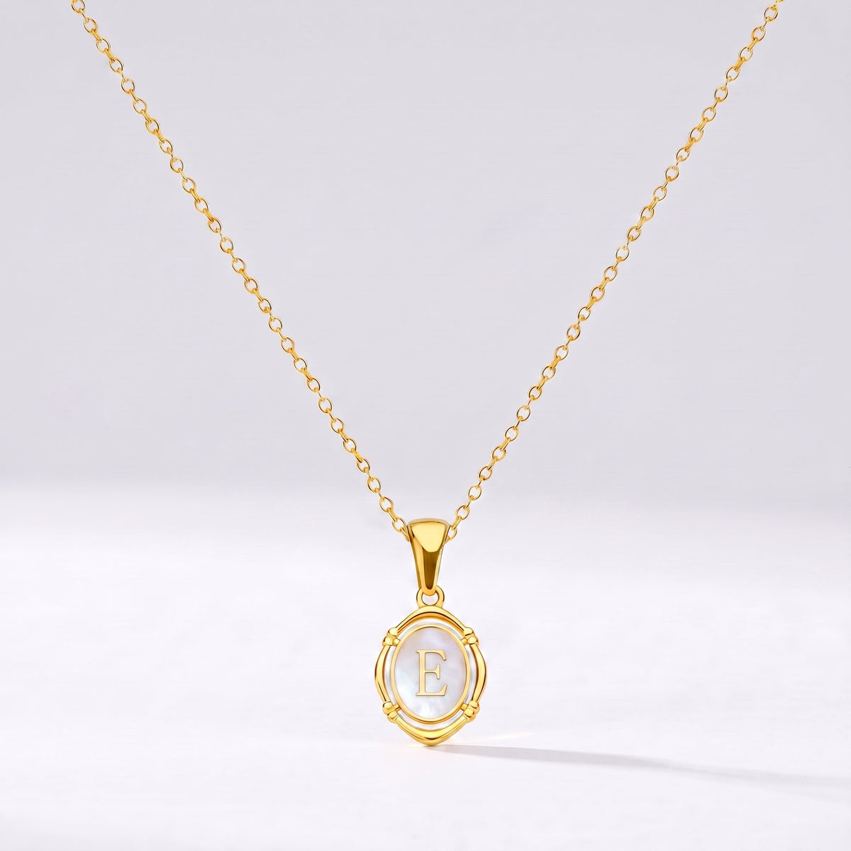Collar oval con letra personalizada E dorado