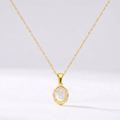 Collar oval con letra personalizada E dorado