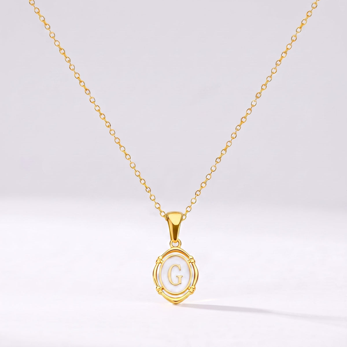 Collar oval con letra personalizada G dorado