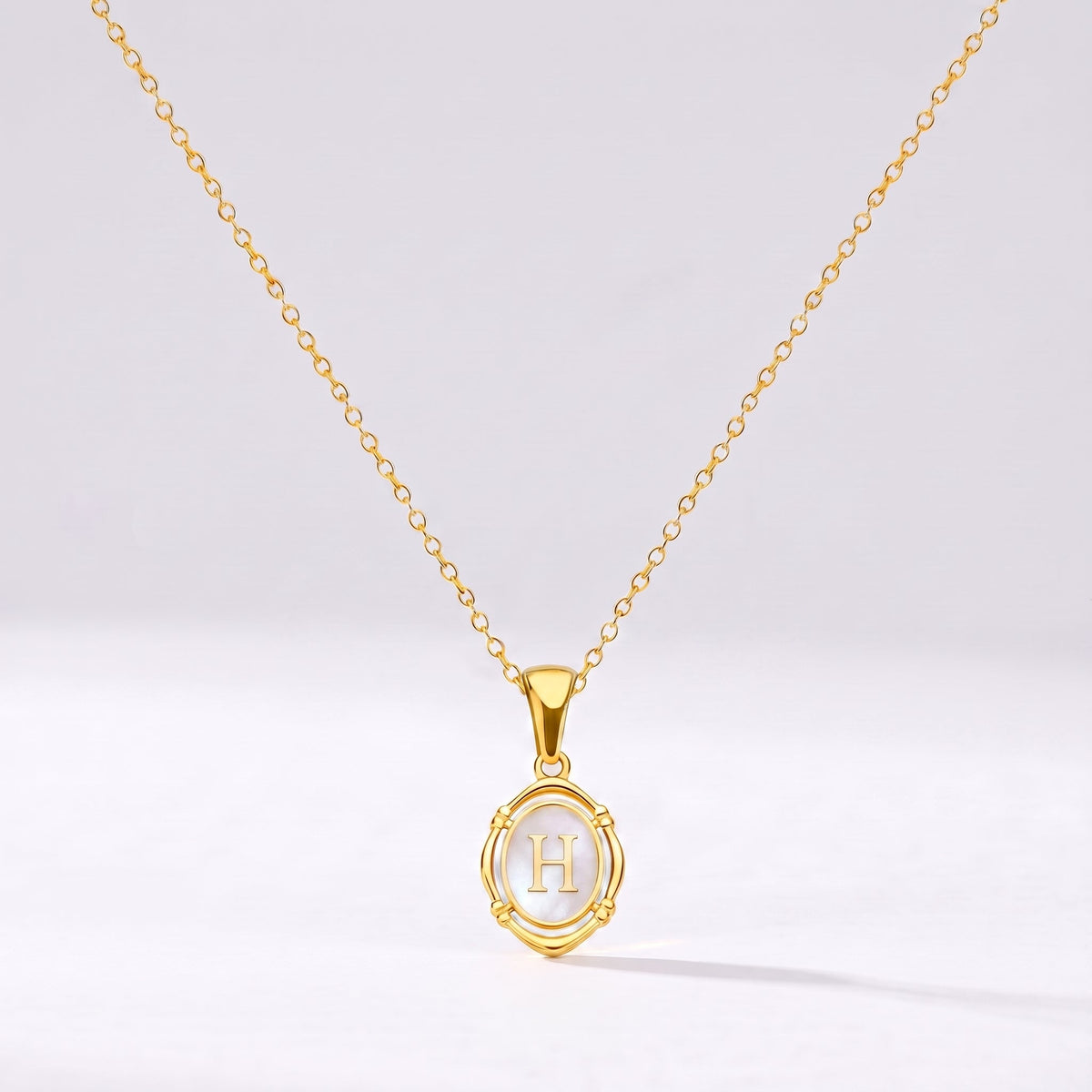 Collar oval con letra personalizada H dorado