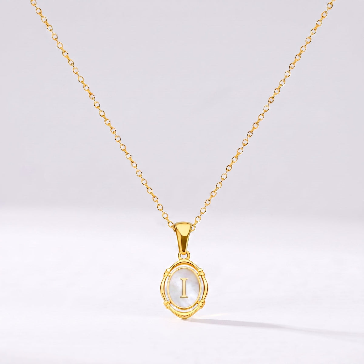 Collar oval con letra personalizada I dorado