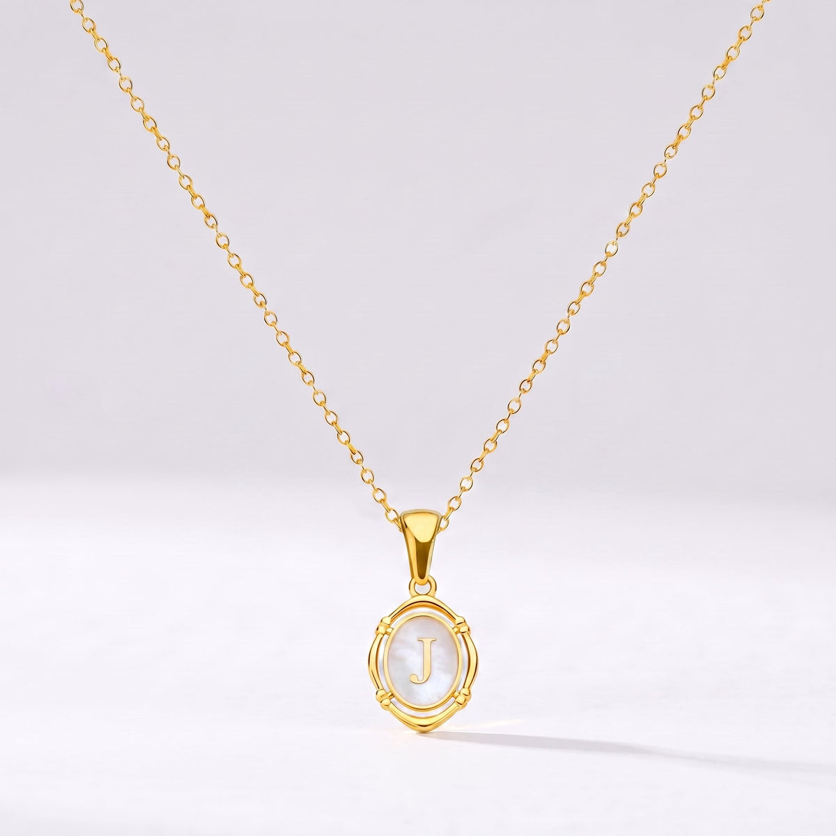 Collar oval con letra personalizada J dorado