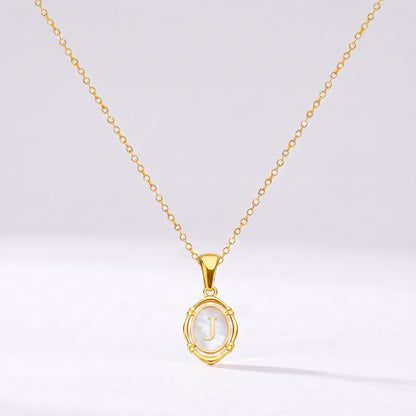 Collar oval con letra personalizada J dorado