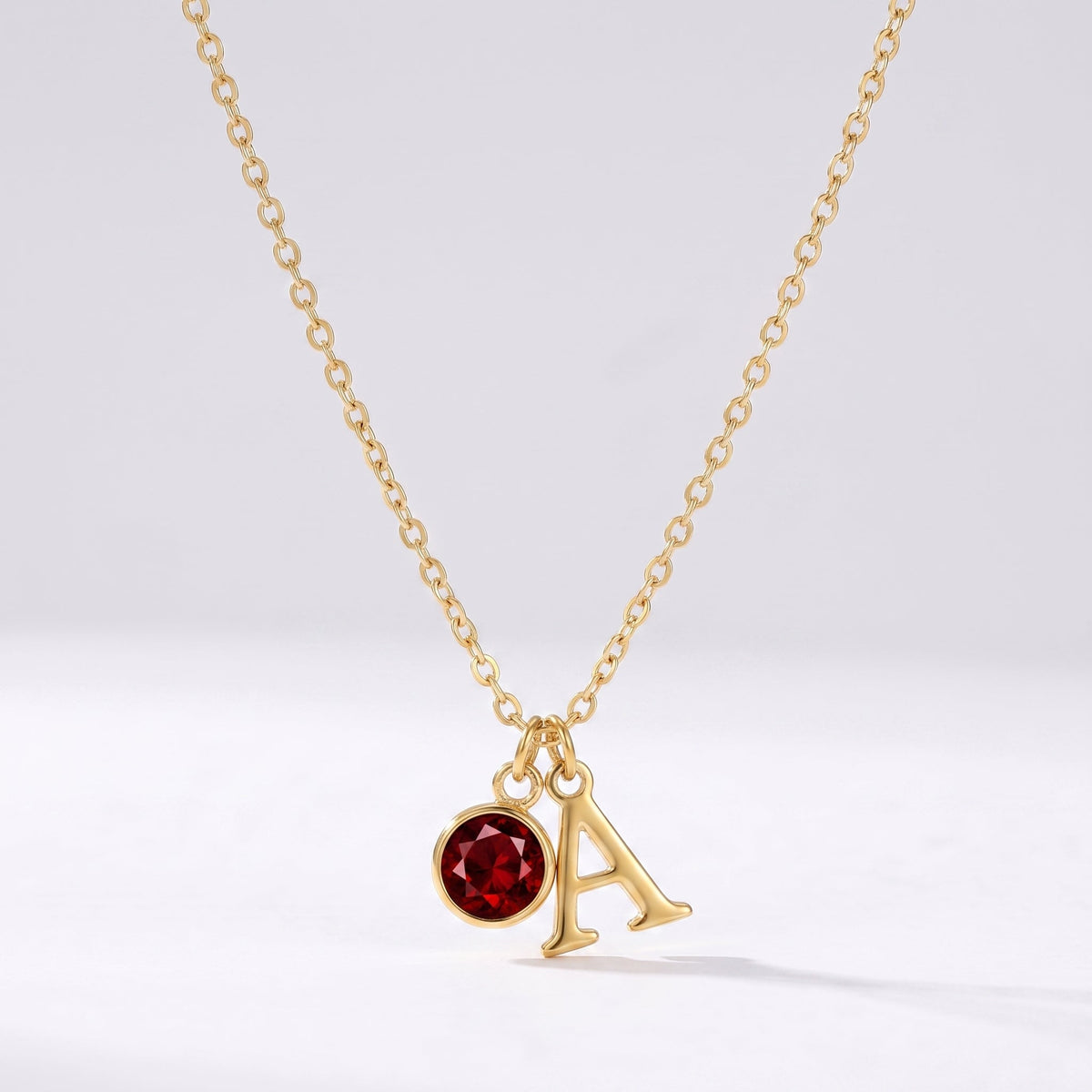 Collar letra A dorado con piedra de nacimiento Enero — Granate