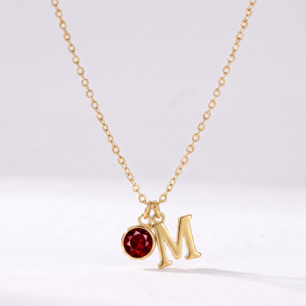 Collar letra M dorado con piedra de nacimiento
