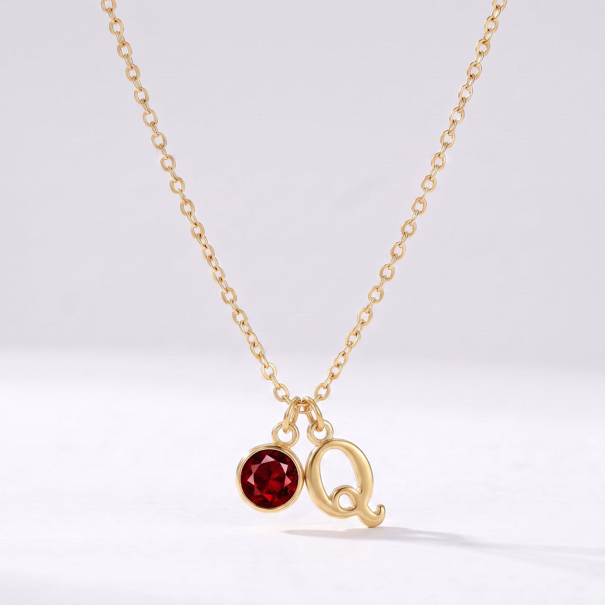Collar letra Q dorado con piedra de nacimiento
