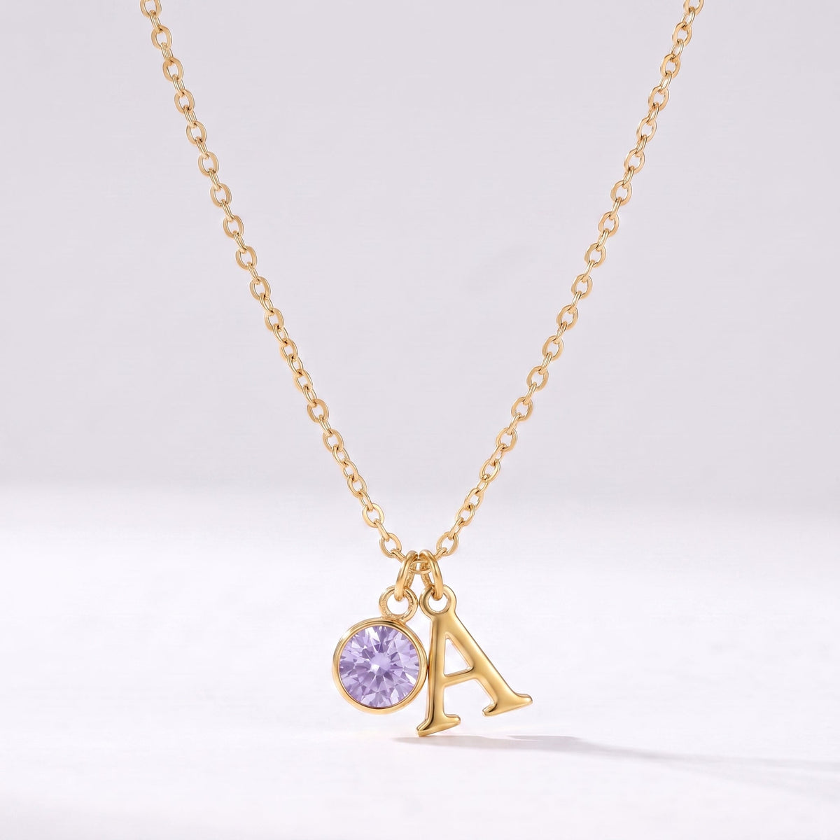 Collar letra A dorado con piedra de nacimiento Junio — Alejandrita
