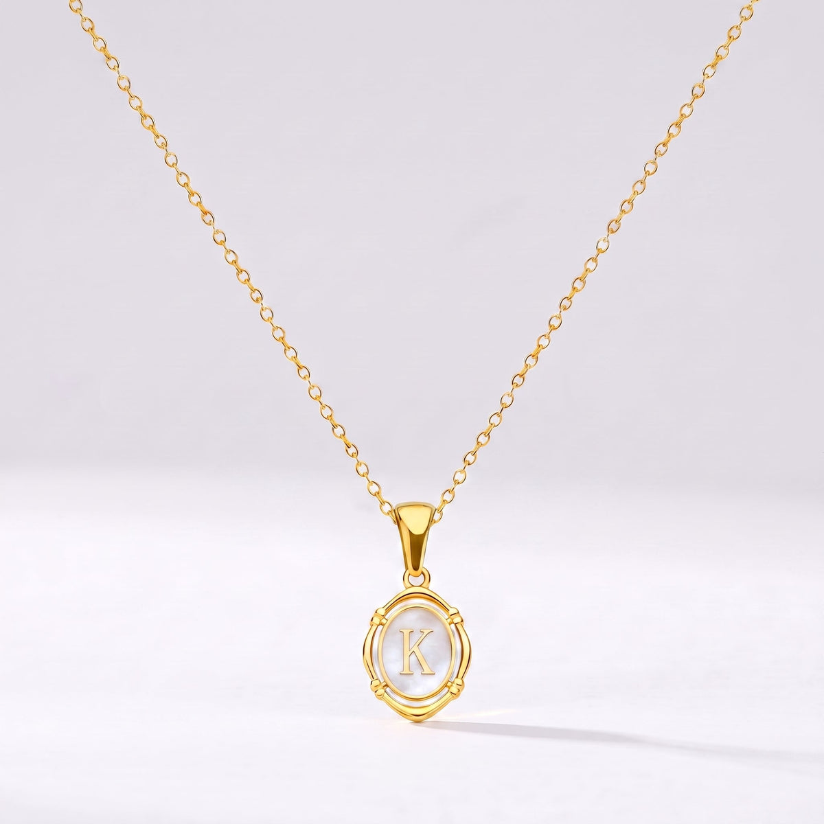 Collar oval con letra personalizada K dorado