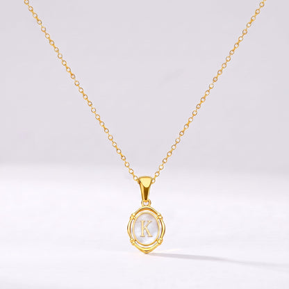 Collar oval con letra personalizada K dorado