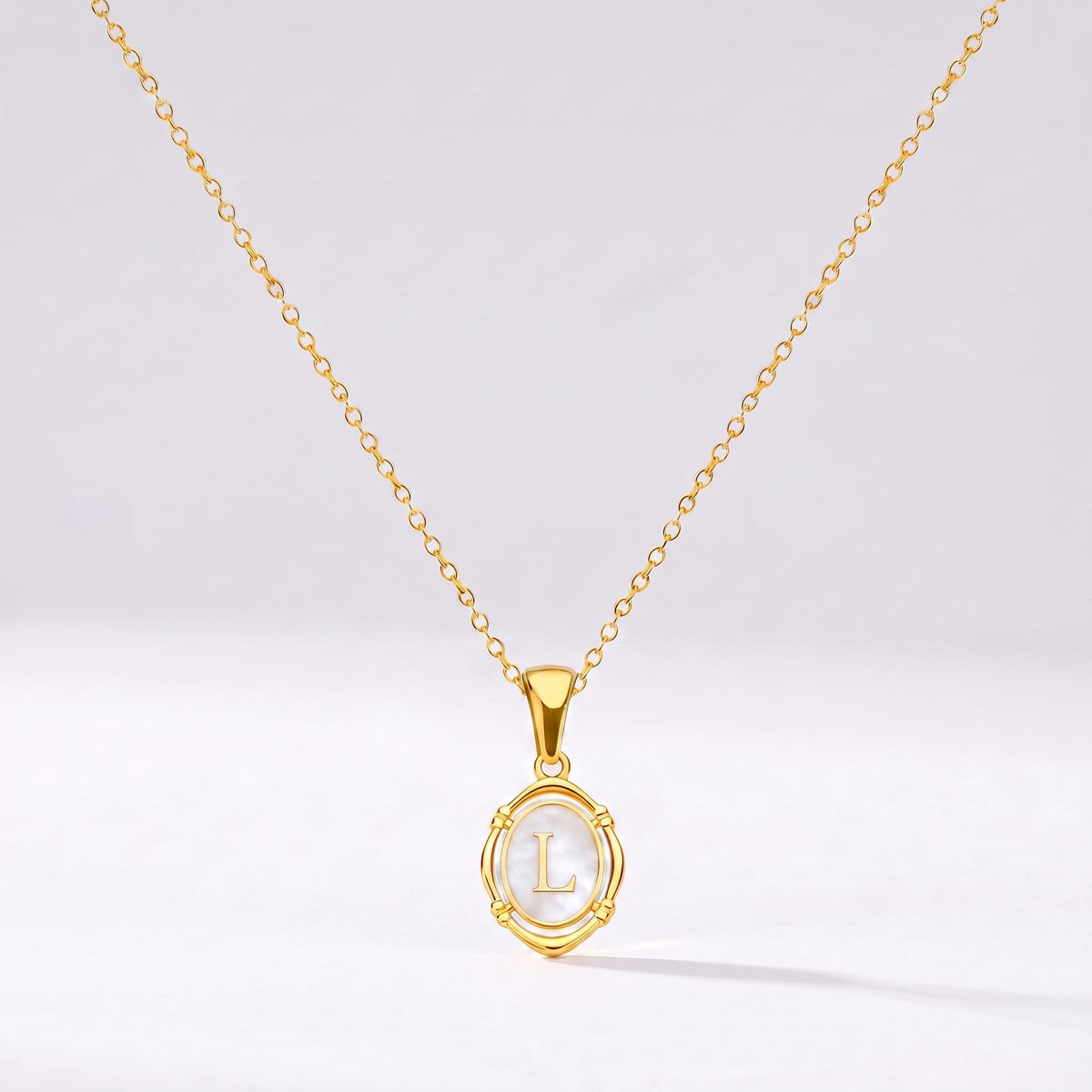 Collar oval con letra personalizada L dorado