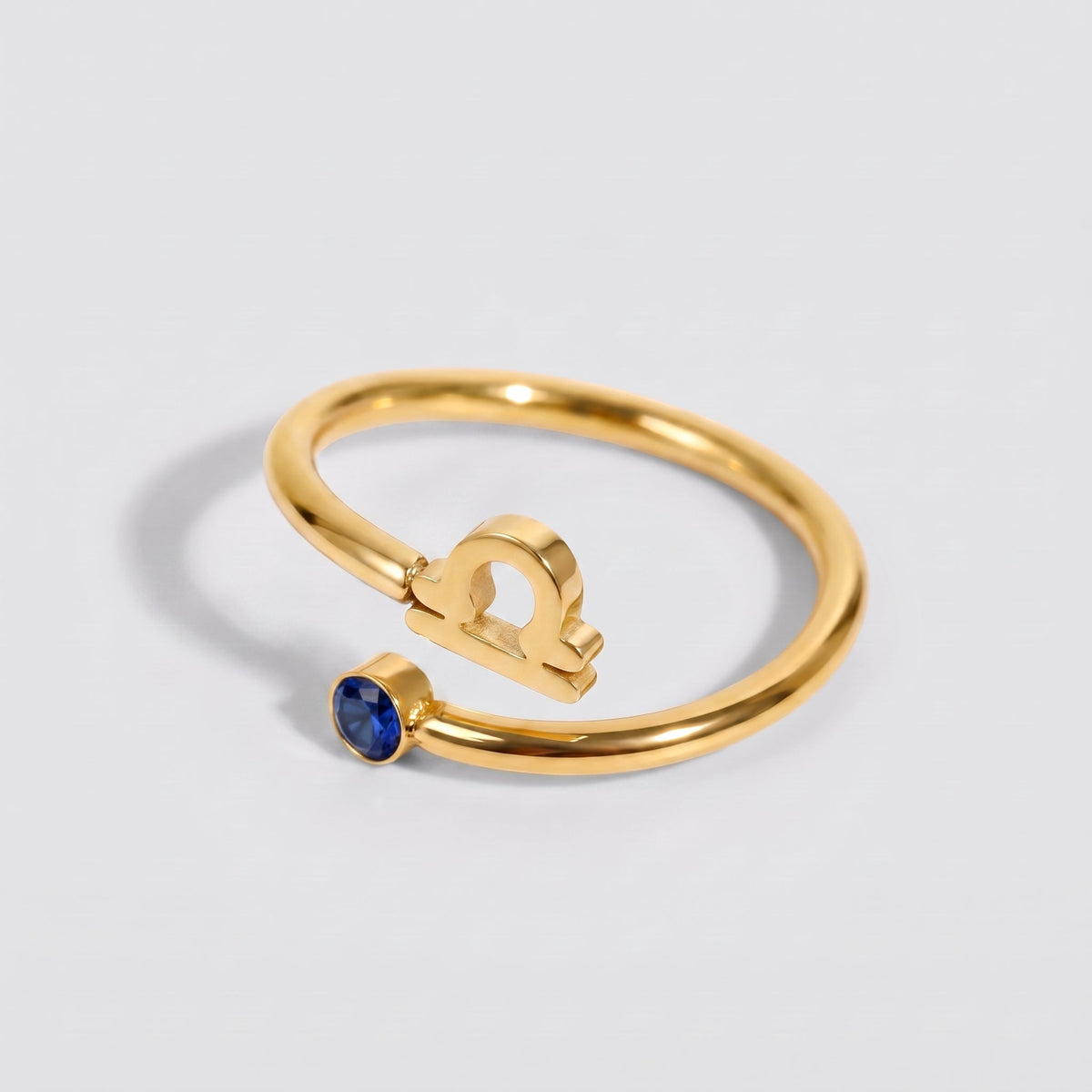 Anillo signo del zodiaco Libra dorado con piedra Zafiro