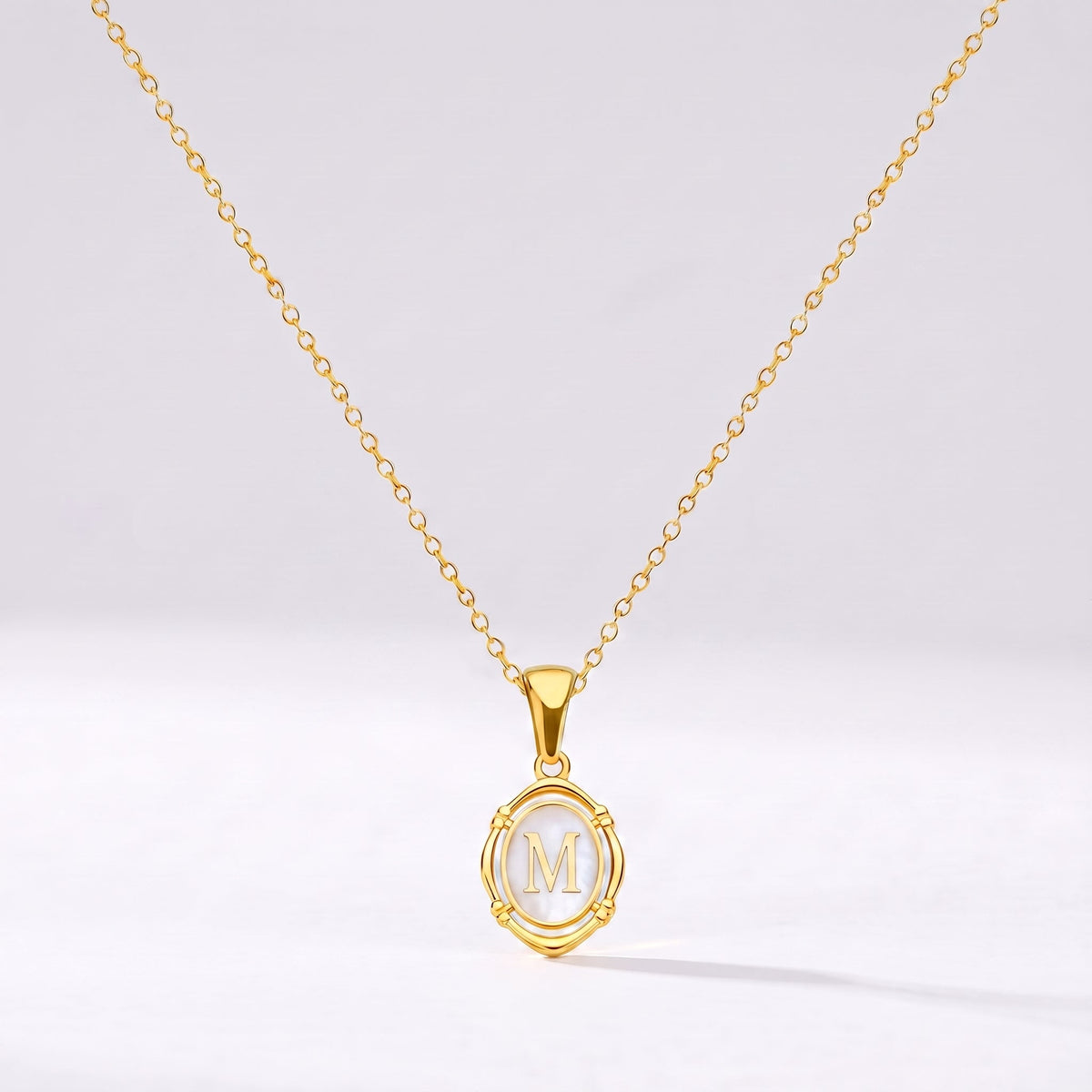 Collar oval con letra personalizada M dorado