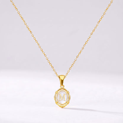 Collar oval con letra personalizada M dorado