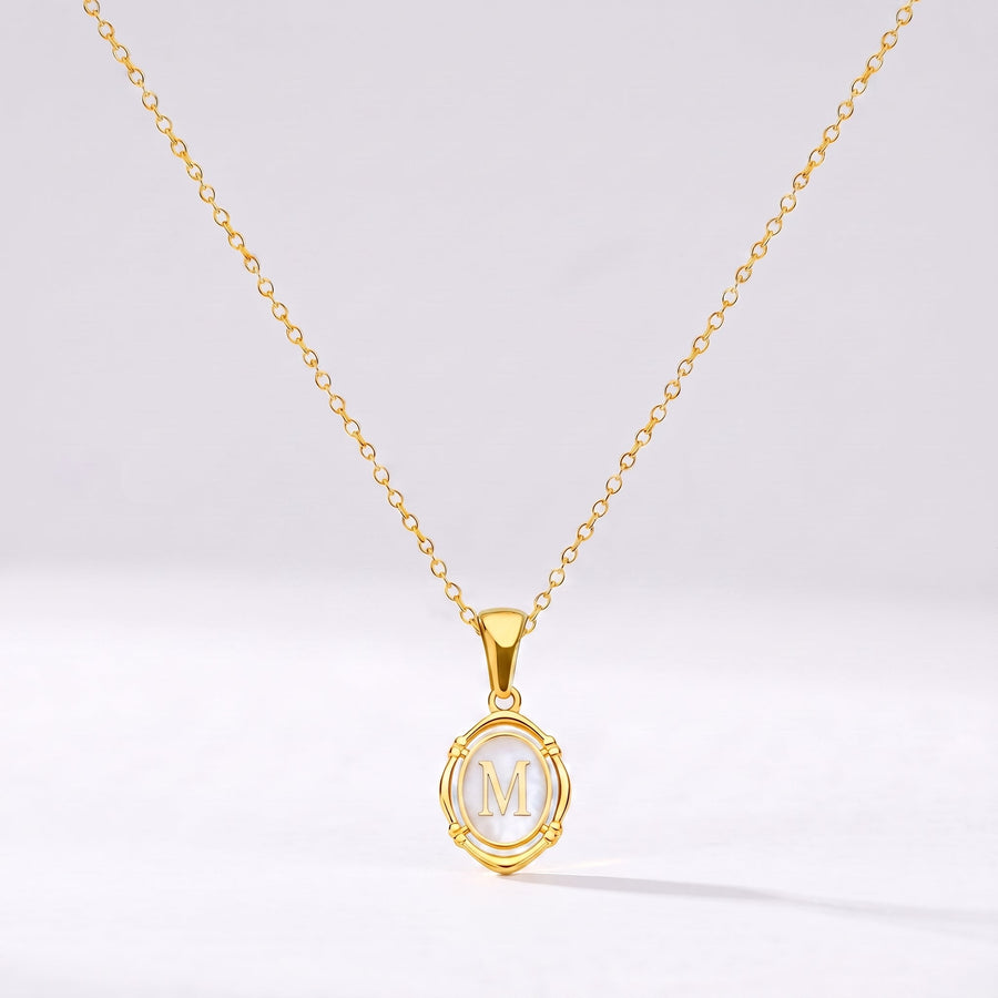 Collar oval con letra personalizada M dorado