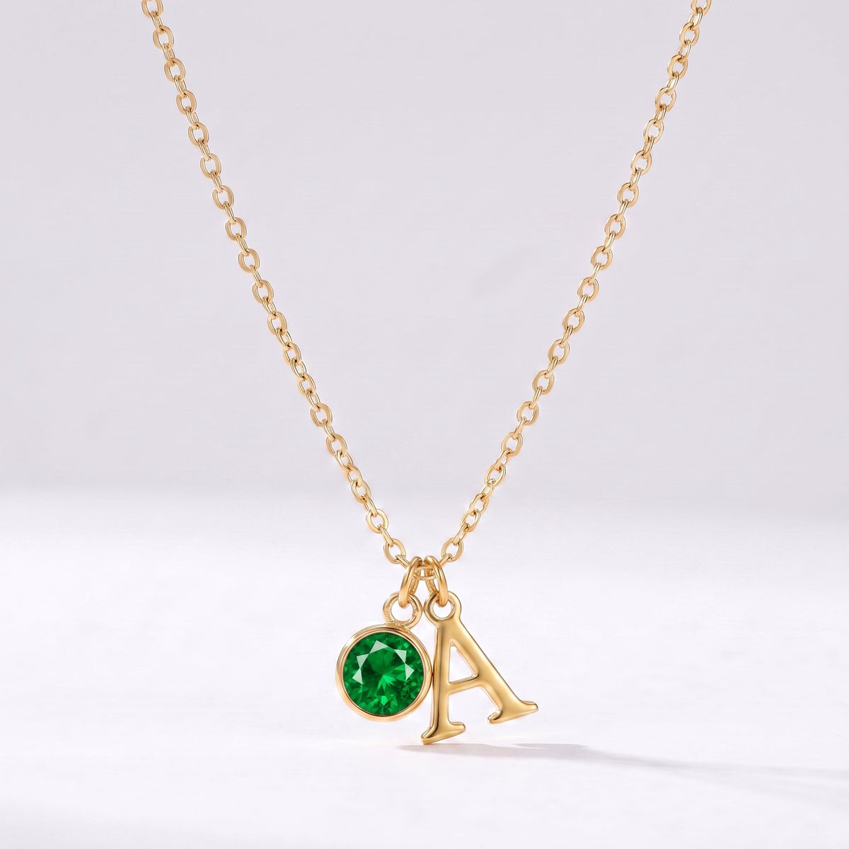 Collar letra A dorado con piedra de nacimiento Mayo — Esmeralda