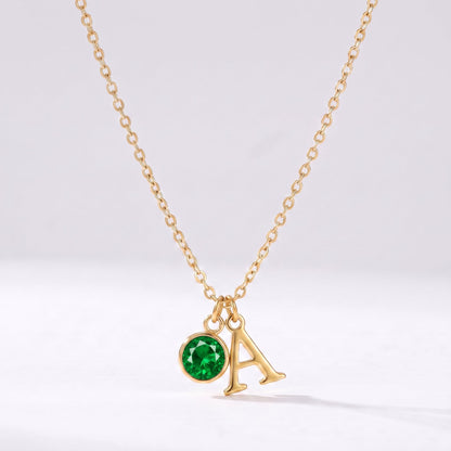 Collar letra A dorado con piedra de nacimiento Mayo — Esmeralda
