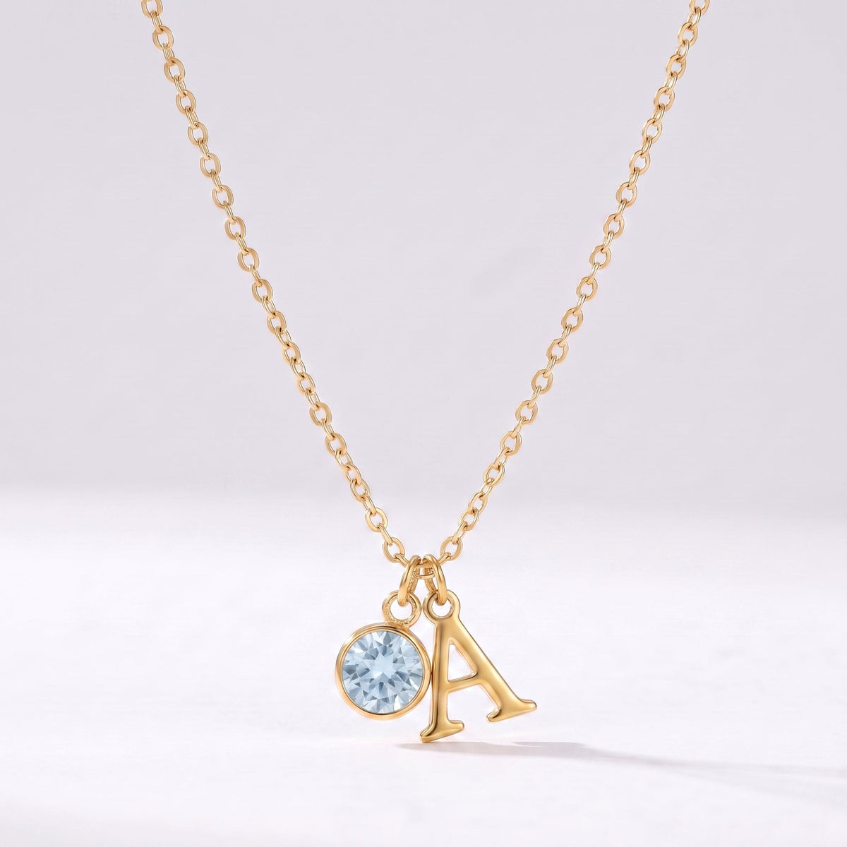 Collar letra A dorado con piedra de nacimiento Marzo — Aguamarina
