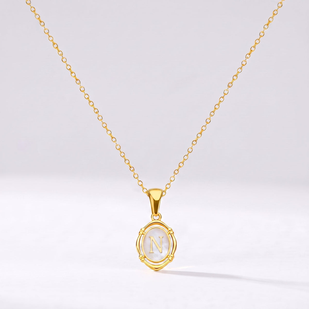Collar oval con letra personalizada N dorado
