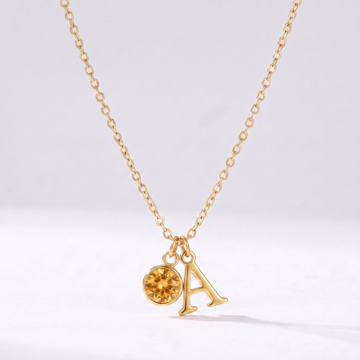 Collar letra A dorado con piedra de nacimiento Noviembre — Citrino
