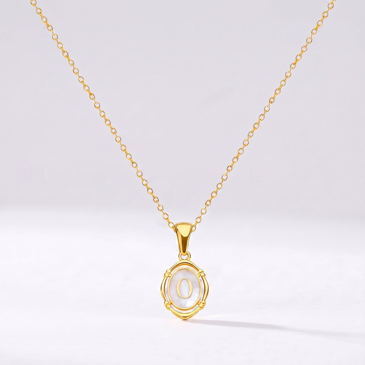 Collar oval con letra personalizada O dorado