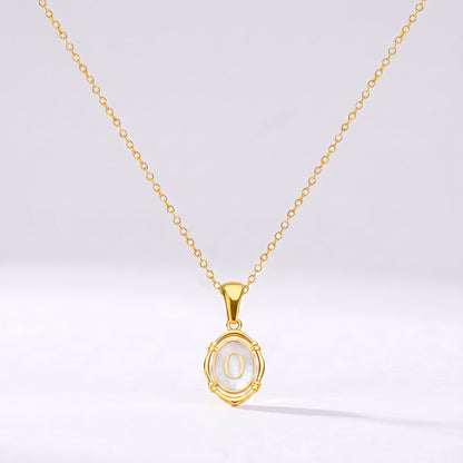 Collar oval con letra personalizada O dorado