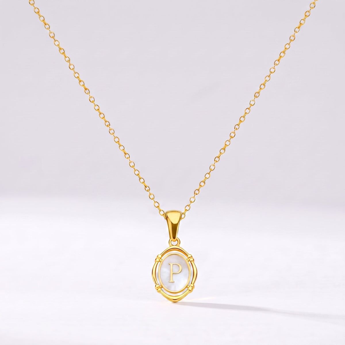 Collar oval con letra personalizada P dorado