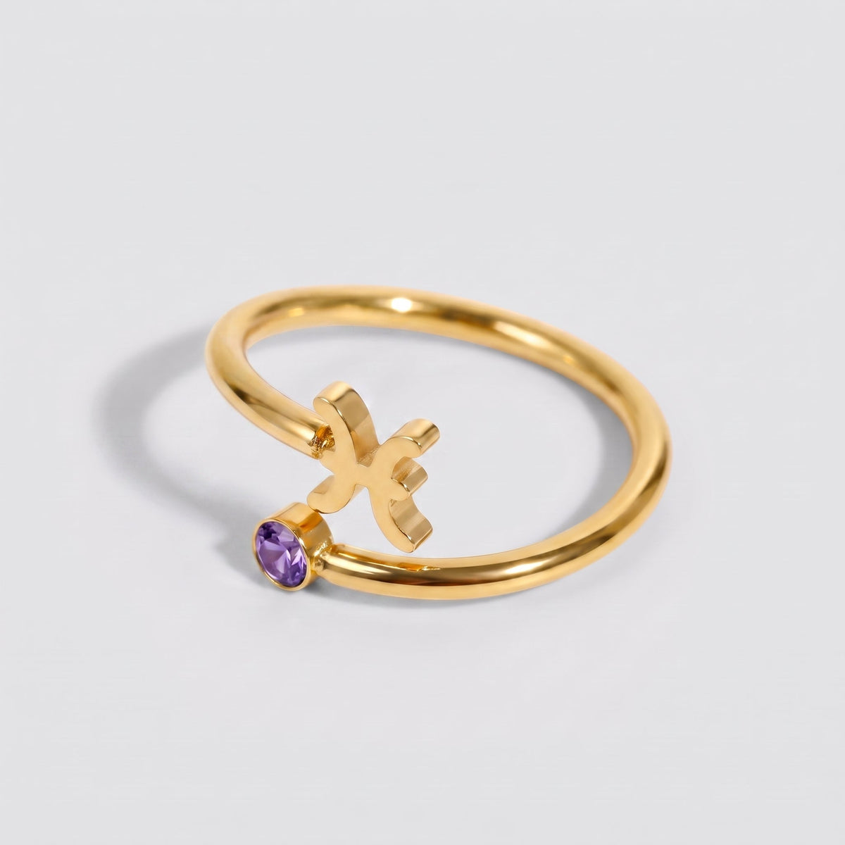 Anillo signo del zodiaco Piscis dorado con piedra Amatista