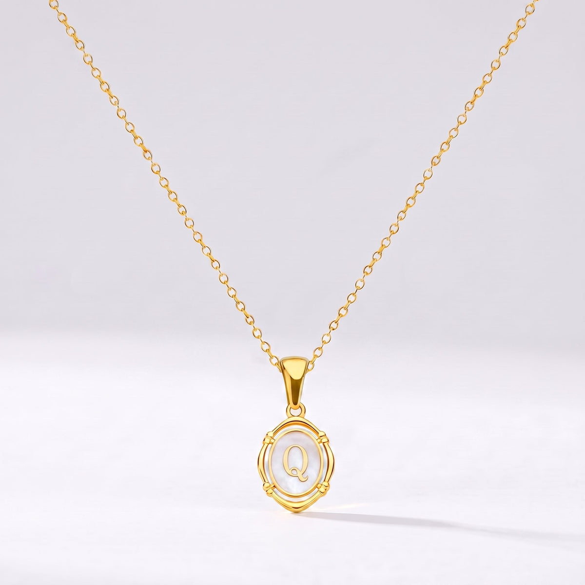 Collar oval con letra personalizada Q dorado