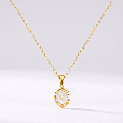 Collar oval con letra personalizada Q dorado