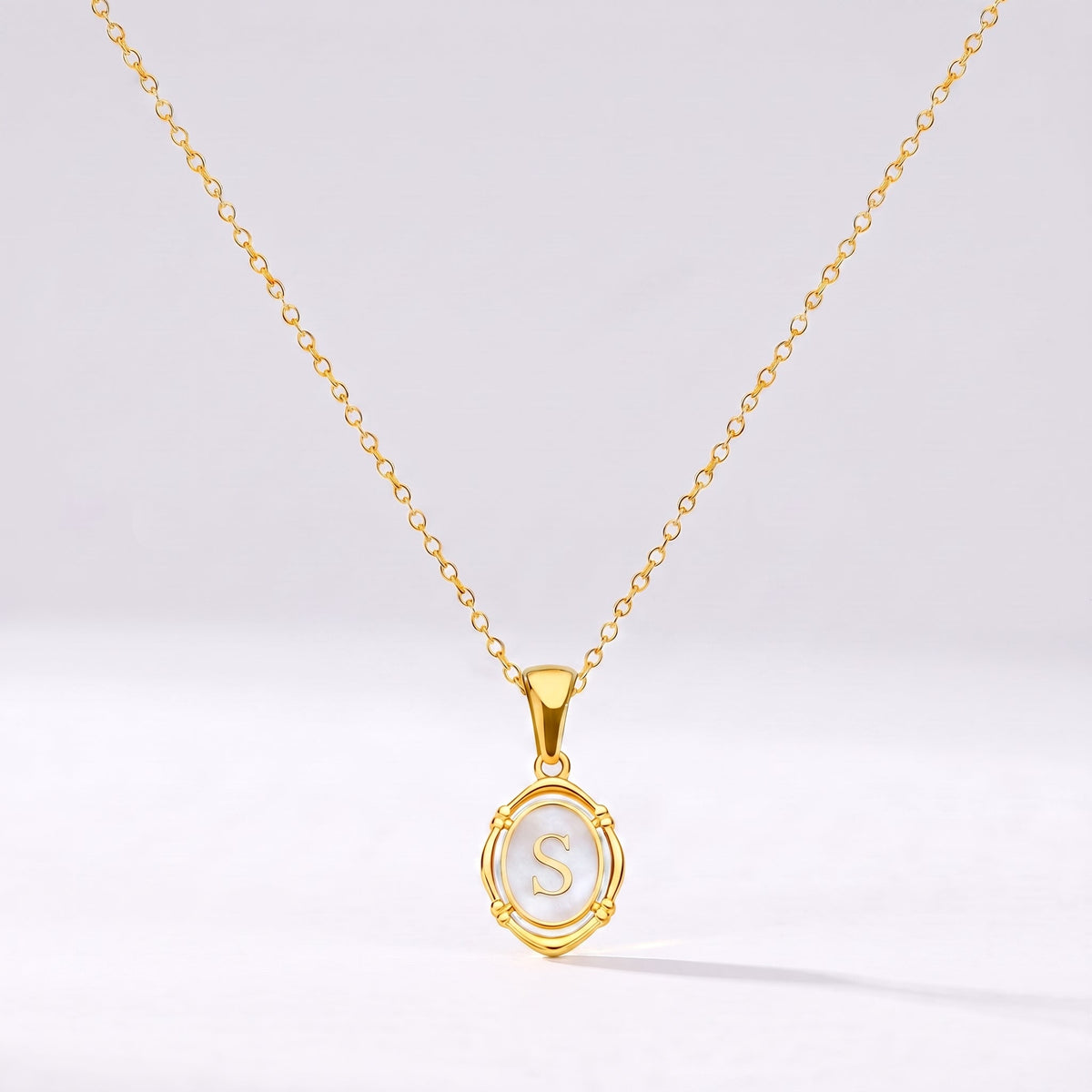 Collar oval con letra personalizada S dorado